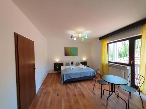 Postel nebo postele na pokoji v ubytování Garni Hotel Biebertal am Milseburgradweg