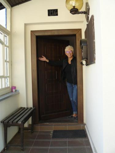 kobieta stojąca przy drzwiach domu w obiekcie Apartmán U paní Věrky w mieście Sloup