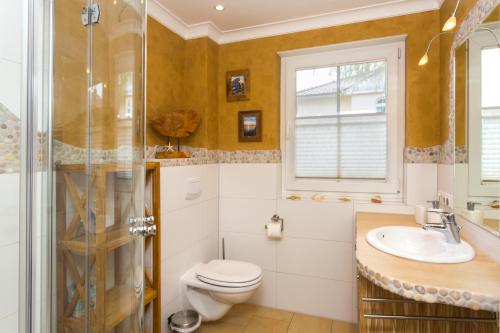 オストゼーバート・カールスハーゲンにあるWaldperleのバスルーム(トイレ、洗面台、シャワー付)