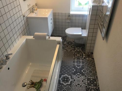 a bathroom with a tub and a toilet at Ferienwohnung Kleiner Kalle in Melsungen