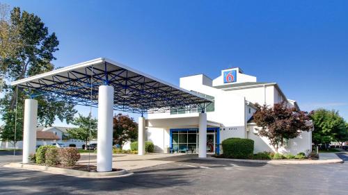 a large white building with a sign on it at Motel 6-Springfield, IL I-55 I-72 in Springfield