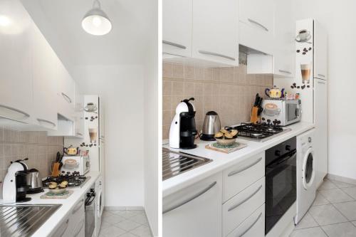La cuisine est équipée de placards blancs et d'un four avec plaques de cuisson. dans l'établissement Zagarellai apartment alla Kalsa Fast wi-fi, à Palerme