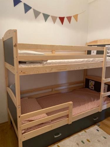 מיטה או מיטות קומותיים בחדר ב-Borovets Hills Apartments - Evergreen Suite