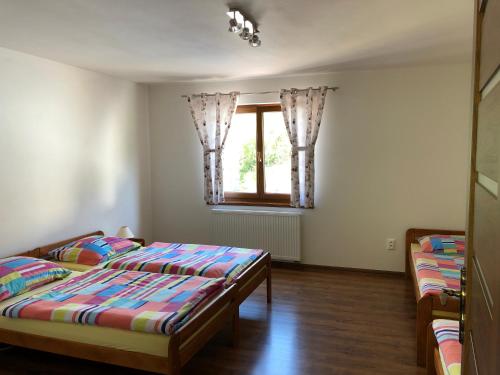 sypialnia z 2 łóżkami i oknem w obiekcie Apartmán Tatiana w Tierchowej