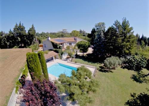 une vue aérienne d'une maison avec piscine dans l'établissement The Willow Tree, au Thor
