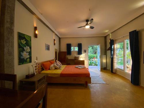 um quarto com uma cama, uma mesa e uma janela em Colours Land Home em Nha Trang