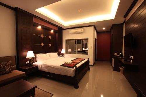 a bedroom with a large bed in a room at Baan Ratchiangsaen in Chiang Mai