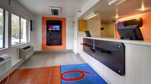 Televisyen dan/atau pusat hiburan di Motel 6-Des Moines, IA - North