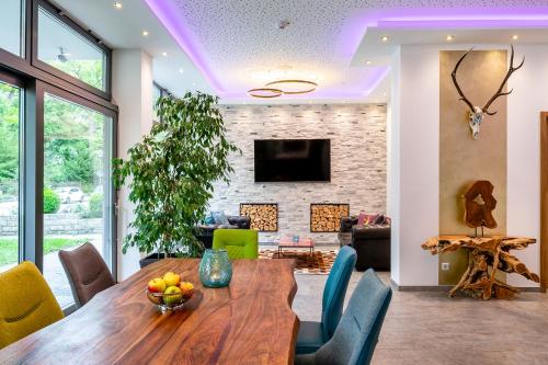 Televisyen dan/atau pusat hiburan di AVALON Hotel Bad Reichenhall