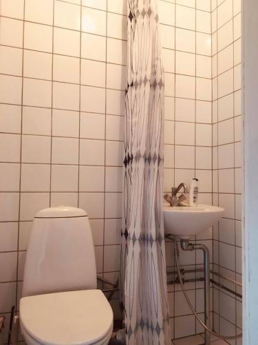 ein Bad mit einem WC und einem Waschbecken in der Unterkunft Nice room in apartment in Amager in Kopenhagen