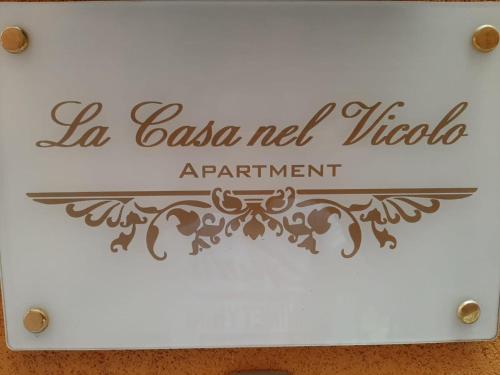 La casa nel vicoloに飾ってある許可証、賞状、看板またはその他の書類