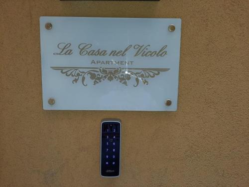 La casa nel vicoloに飾ってある許可証、賞状、看板またはその他の書類