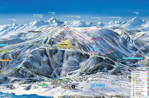 a map of a ski resort on a snowy mountain at chalet près des pistes avec vue panoramique in Les Angles