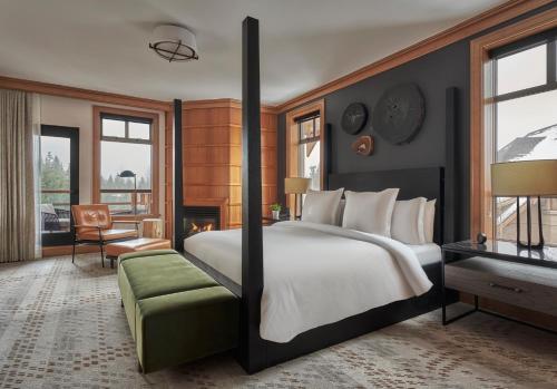 una camera con un grande letto e un camino di Four Seasons Resort Whistler a Whistler