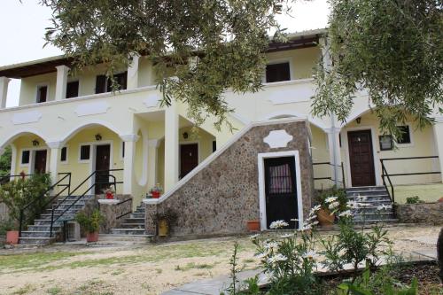 una casa nel paese di persona di Marina 1990 ad Agios Georgios Pagon