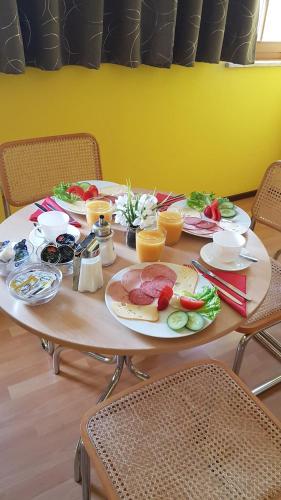 a wooden table with plates of food on it at Scharfer Kessel in Weimar