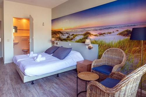um quarto com uma cama e uma pintura de uma praia em `t Wapen van Terschelling em Midsland
