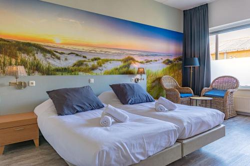 um quarto com duas camas e um quadro na parede em `t Wapen van Terschelling em Midsland