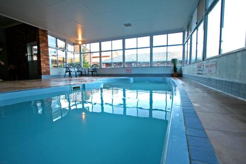 สระว่ายน้ำที่อยู่ใกล้ ๆ หรือใน Cattlemans Country Motor Inn & Serviced Apartments