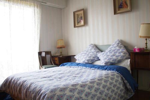 サン・ラファエルにあるApp French Rivieraのベッドルーム1室(青と白の掛け布団付きのベッド1台付)