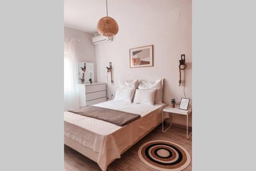 Tempat tidur dalam kamar di Seaside Apartment in Kalamitsa Area