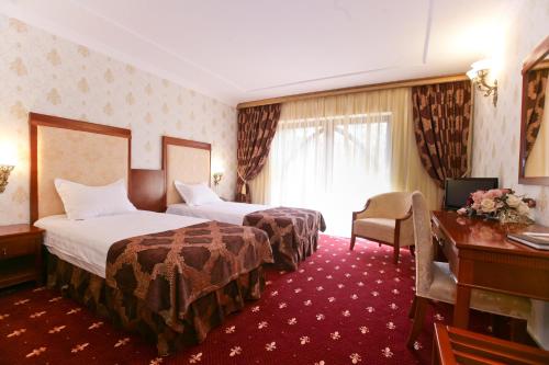 Un pat sau paturi într-o cameră la Hotel Restaurant La Castel