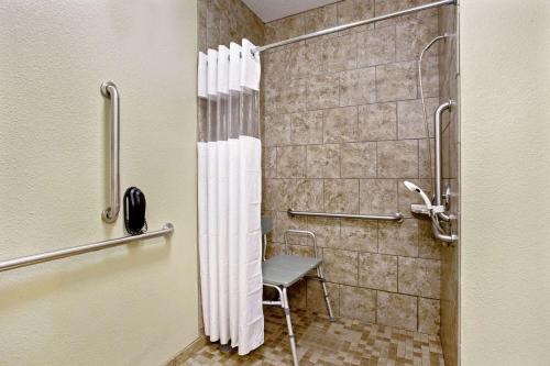 俾斯麥的住宿－俾斯麥拉金塔旅館及套房，带淋浴的浴室和椅子