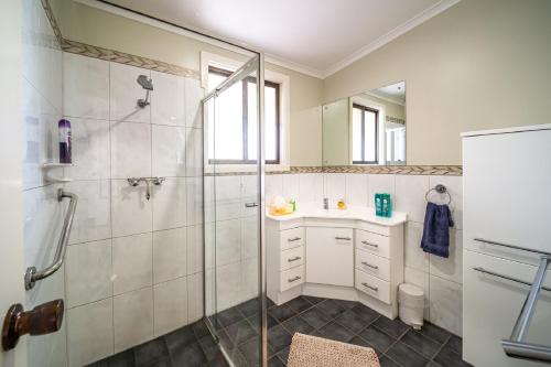 un baño con ducha y lavabo en Flinders Ranges Bed and Breakfast, en Hawker