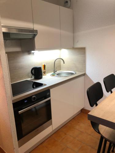 Køkken eller tekøkken på Superbe vue mer à Sainte Maxime T2 Climatisé