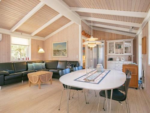 sala de estar con mesa y sofá en 6 person holiday home in Strandby en Strandby