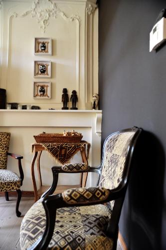 a dining room with a table and a chair at Chambreplus Kriski in Ghent