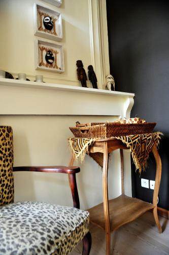 a room with a table and a chair and a mirror at Chambreplus Kriski in Ghent