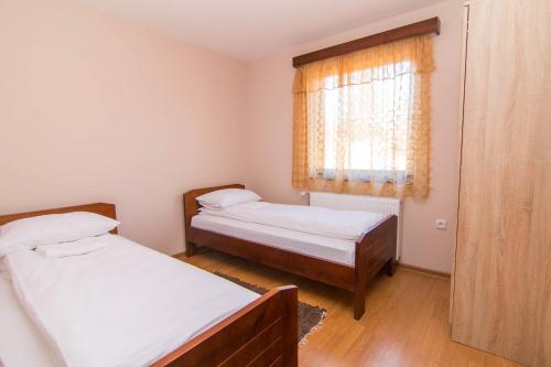 Ένα ή περισσότερα κρεβάτια σε δωμάτιο στο Apartmani Suncani breg Tara