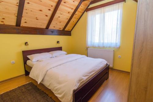 Ένα ή περισσότερα κρεβάτια σε δωμάτιο στο Apartmani Suncani breg Tara