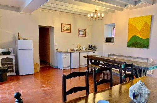 Il comprend une cuisine équipée d'une table et d'un réfrigérateur. dans l'établissement Chambres au Domaine de Seraincourt, à Seraincourt