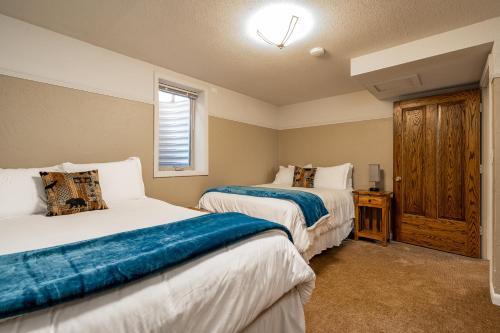 Un pat sau paturi într-o cameră la Legacy West