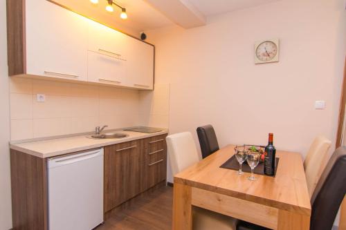 Η κουζίνα ή μικρή κουζίνα στο Apartmani Suncani breg Tara