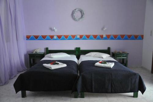 Un pat sau paturi într-o cameră la Studios Halaris