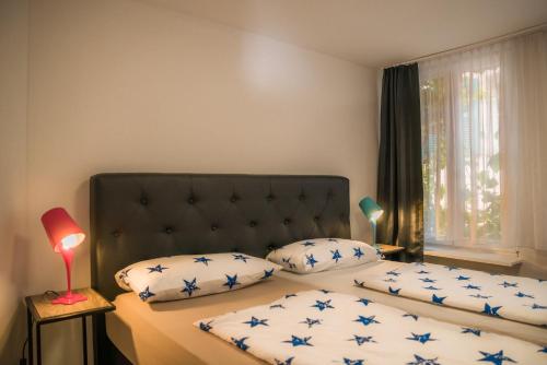 a bedroom with two twin beds with blue stars at Altstadt Apartment Alisa in Düsseldorf