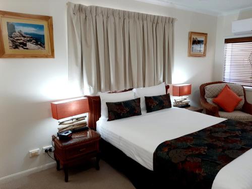 Un pat sau paturi într-o cameră la Rose Bay Resort