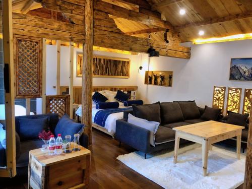 a living room with a couch and a bed at Lijiang Yunqi Holiday Guesthouse in Lijiang