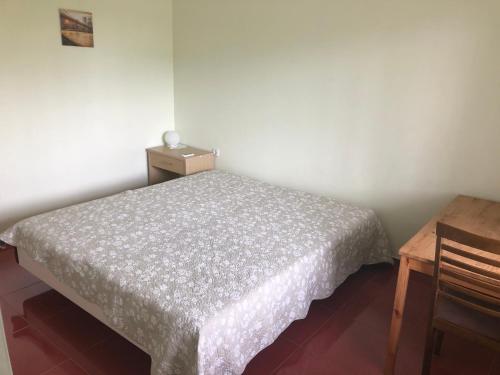 Dormitorio pequeño con cama y mesa en Greenheart appartment maximaal 3 pers 3 bedrooms 3 bathrooms, en Paramaribo