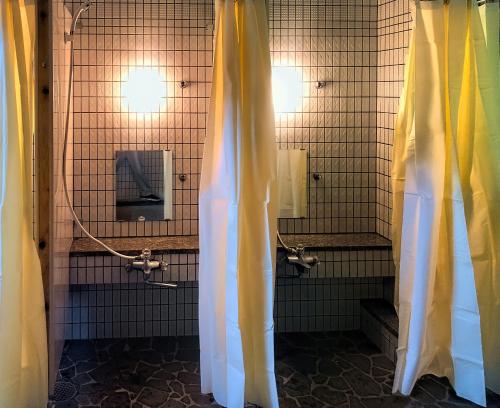 Bilik mandi di Red Fox Lodge Myoko