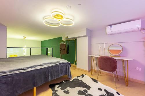 loft Apartment with slide hammock with movie viewing في هانغتشو: غرفة نوم بسرير وطاولة وكرسي