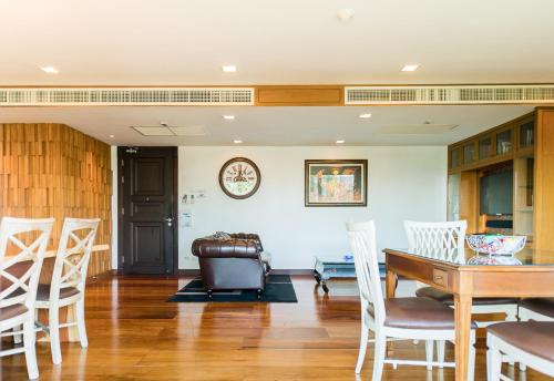 a living room with a table and chairs at Marrakesh Huahin 4bedrooms suite with Jacuzzi 208 in Hua Hin