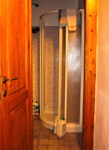 a bathroom with a shower with a tub at La Pietra Rara B&B in Montone