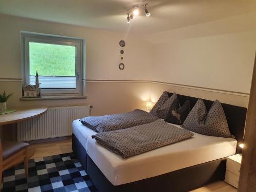1 dormitorio con cama, mesa y ventana en Appartment Tobias, en Radstadt