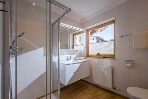 ein Bad mit einem Waschbecken und einer Dusche in der Unterkunft Appartements Fortuna in Pertisau