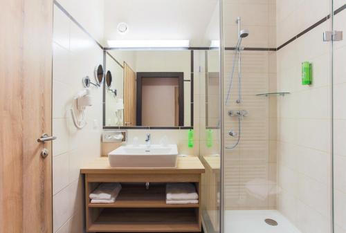 a bathroom with a sink and a shower at Motel Verde in Schönau an der Triesting