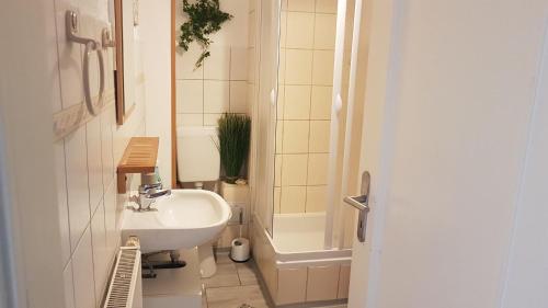 y baño con lavabo y bañera. en Ferienwohnung Grenzblick, en Kurort Oberwiesenthal